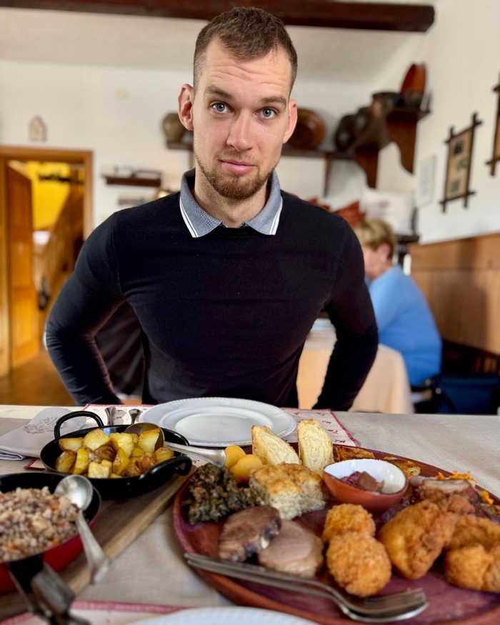 Jure Ritlop za mizo s polnim krožnikom običajne hrane