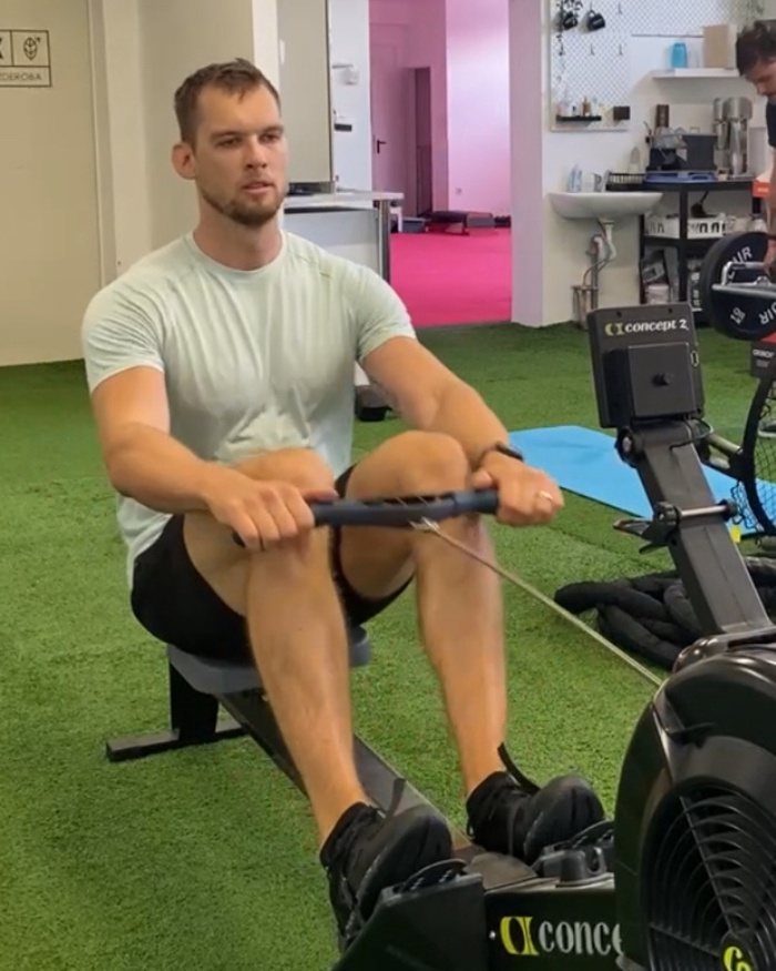 Jure Ritlop med treningom na veslaškem ergometru